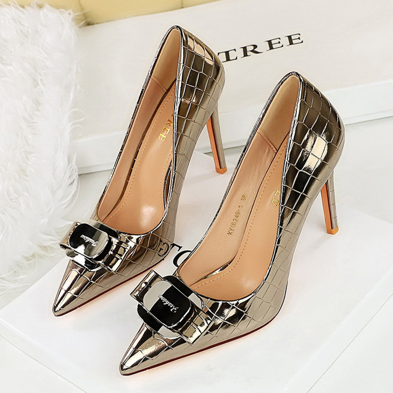 Patent Leather Pump - รองเท้าส้นสูงหัวแหลมหนังแก้วประดับหัวเข็มขัดโลหะสำหรับผู้หญิง ดีไซน์หรูหรา รุ่น BIGTREE แฟชั่น ฤดูใบไม้ผลิ