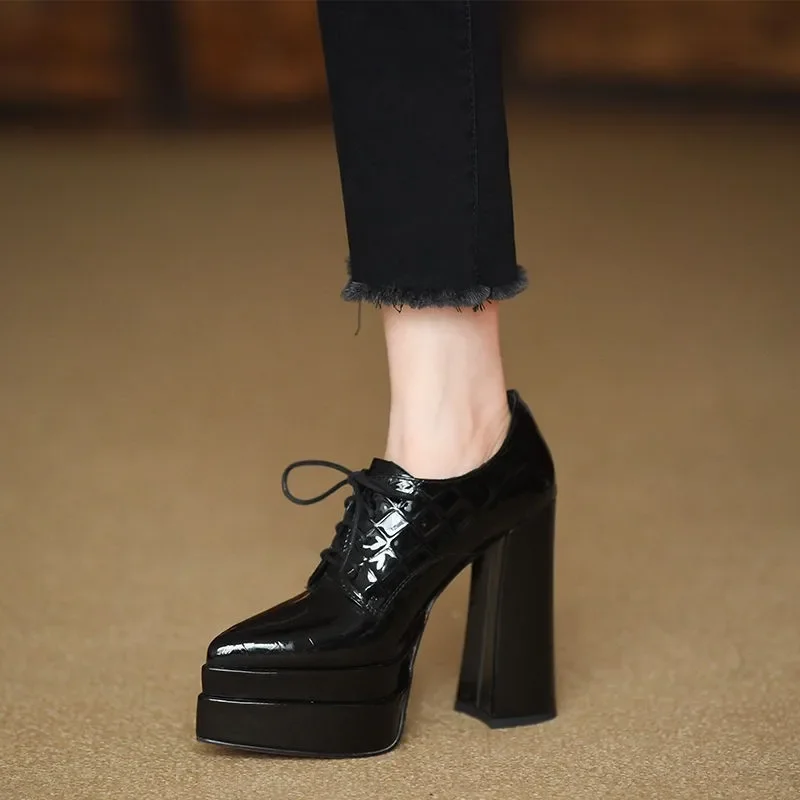 Patent Leather Pump - รองเท้าส้นสูงปลายแหลมแบบรัดส้นสำหรับผู้หญิง คอลเลคชั่นฤดูใบไม้ผลิ 2025 หนังแก้ว ส้นตึกสูงมาก แบบเปิดส้น