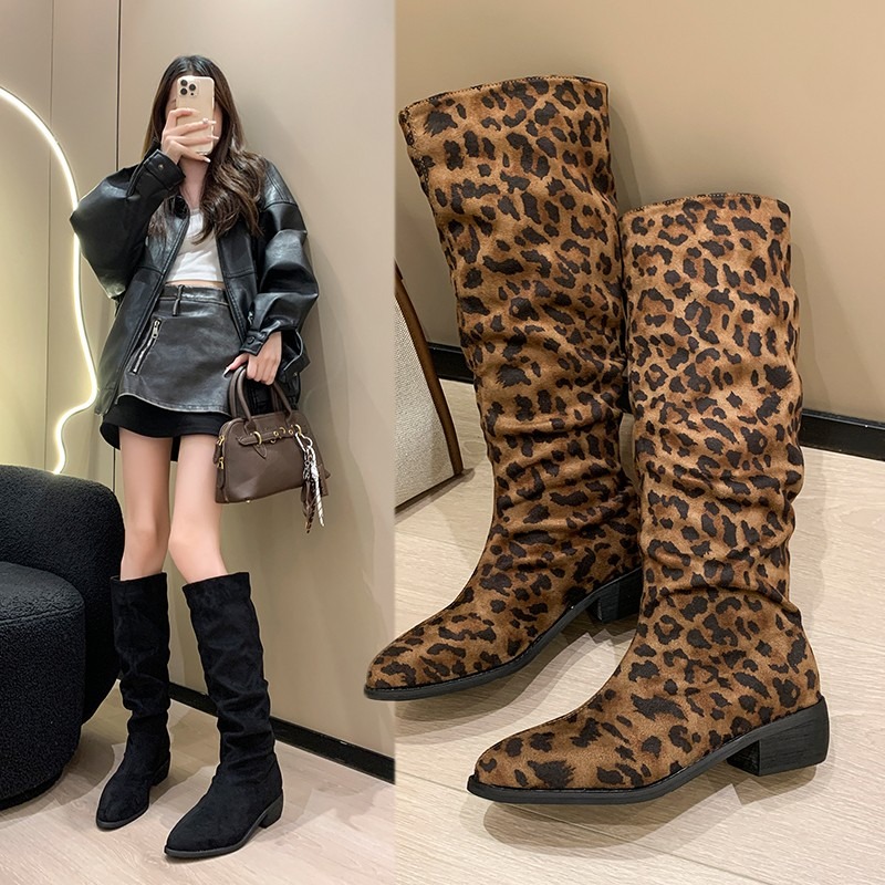 Suede Ankle Boot - รองเท้าบูทส้นสูงลายเสือดาวหนังกลับสไตล์เรโทรสำหรับผู้หญิง รุ่นใหม่ปี 2026 เหมาะสำหรับฤดูใบไม้ร่วงและฤดูหนาว รองเท้าบูทส้นหนา