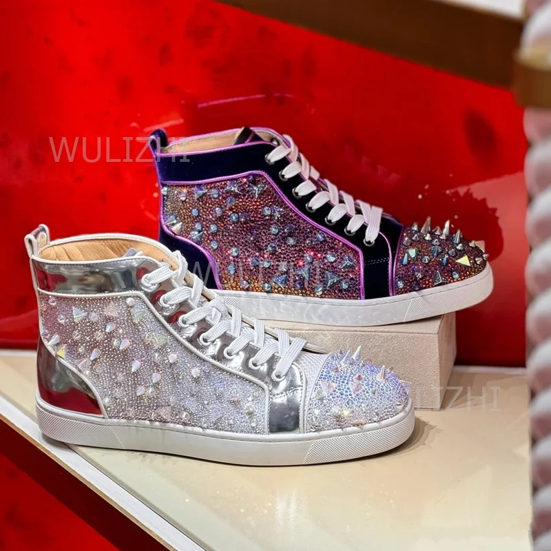 Women'S Shoes For Tennis - รองเท้าผ้าใบผู้ชายสีม่วงเข้มประดับคริสตัลแบบร้อยเชือก พื้นสีแดง รองเท้ากีฬาข้อสั้น ประดับเพชร หนังกลับ รองเท้าวิ่งลำลอง