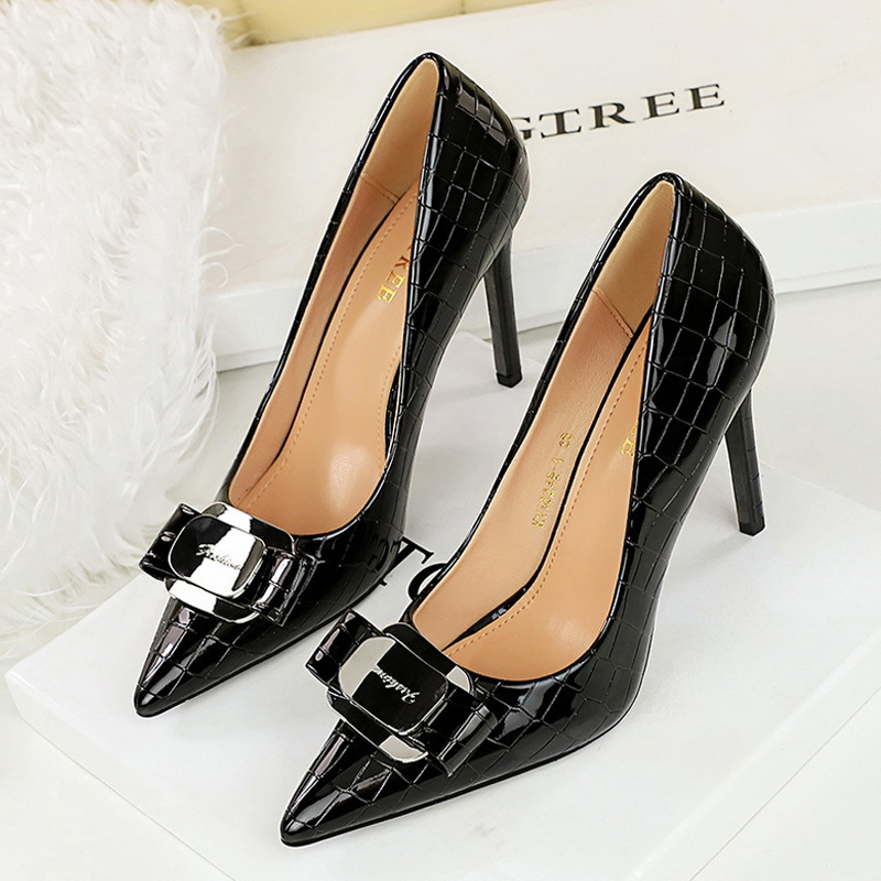 รองเท้าส้นสูงหัวแหลมหนังแก้วปร - Patent Leather Pump บทวิจารณ์และราคา