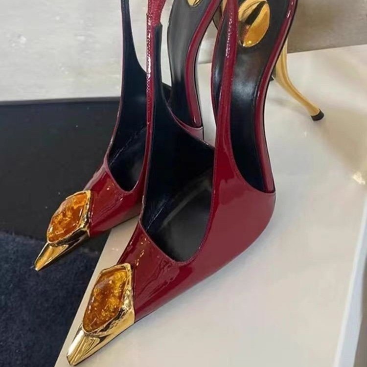 รองเท้าส้นสูงสไตล์สตาร์ ประดับ - Patent Leather Pump บทวิจารณ์และราคา