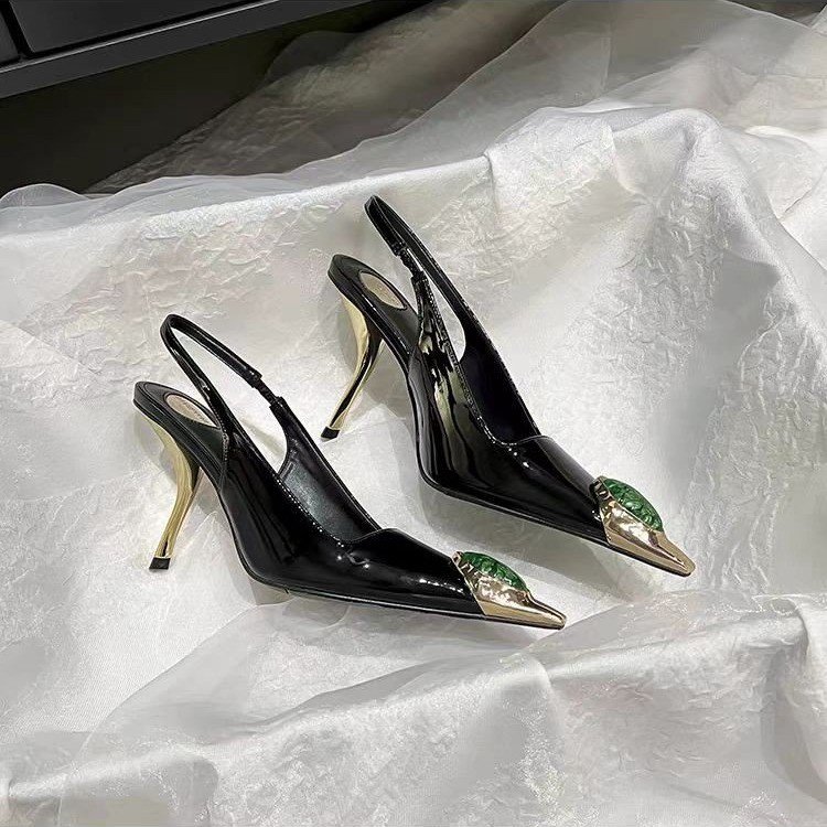 รองเท้าส้นสูงสไตล์สตาร์ ประดับ - Patent Leather Pump บทวิจารณ์และราคา