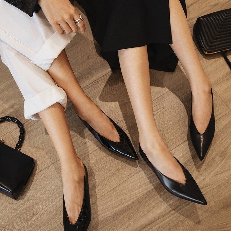 รองเท้าส้นเตี้ยหัวแหลมหนังแก้ว - Patent Leather Pump บทวิจารณ์และราคา