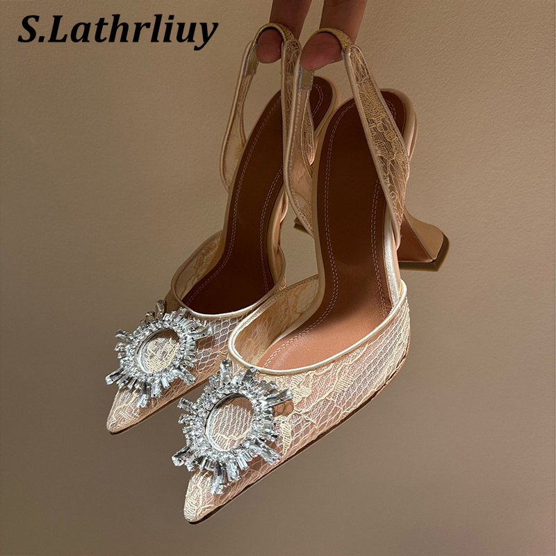 รองเท้าส้นสูงประดับดอกไม้คริสต - Patent Leather Pump บทวิจารณ์และราคา