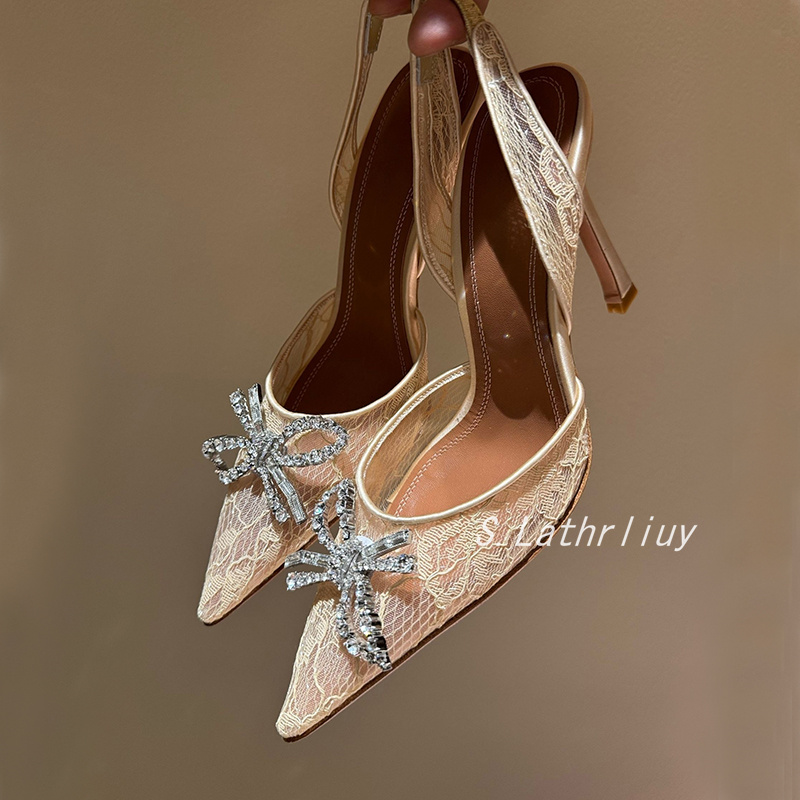 รองเท้าส้นสูงประดับดอกไม้คริสต - Patent Leather Pump บทวิจารณ์และราคา